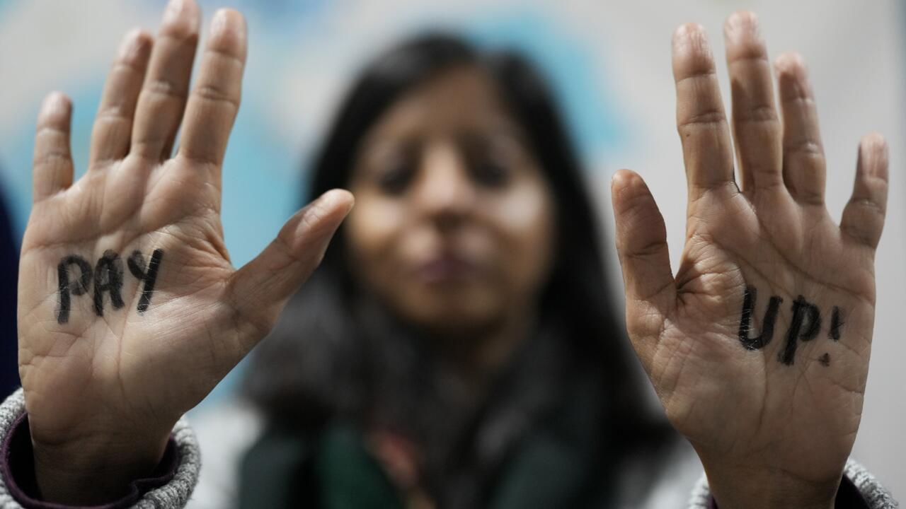 A demonstrator displays hands that reads 