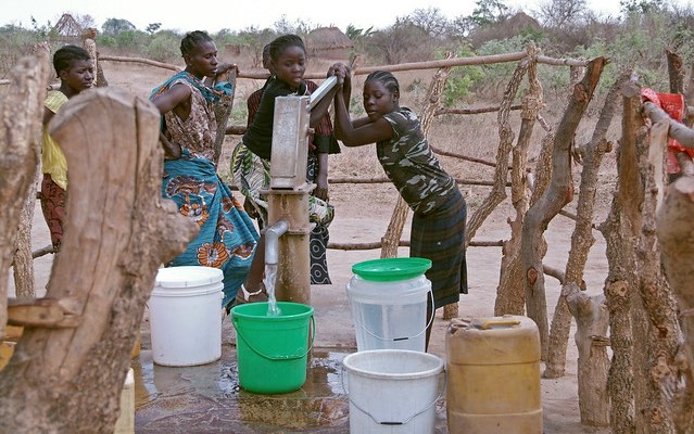fetching_water_zambia